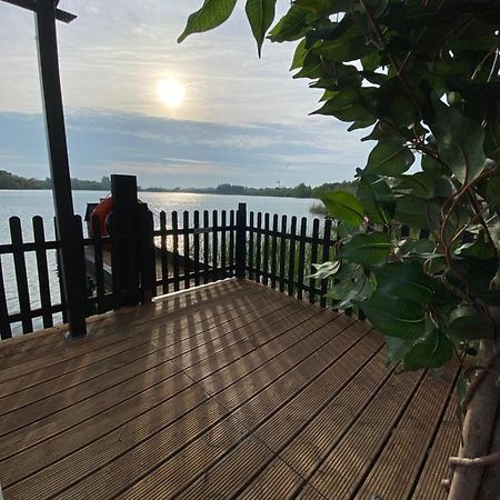 Lodge On The Lake At Lakeside Holiday Park Чічестер Екстер'єр фото