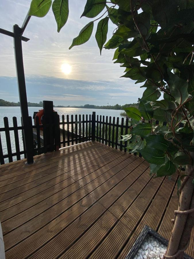Lodge On The Lake At Lakeside Holiday Park Чічестер Екстер'єр фото
