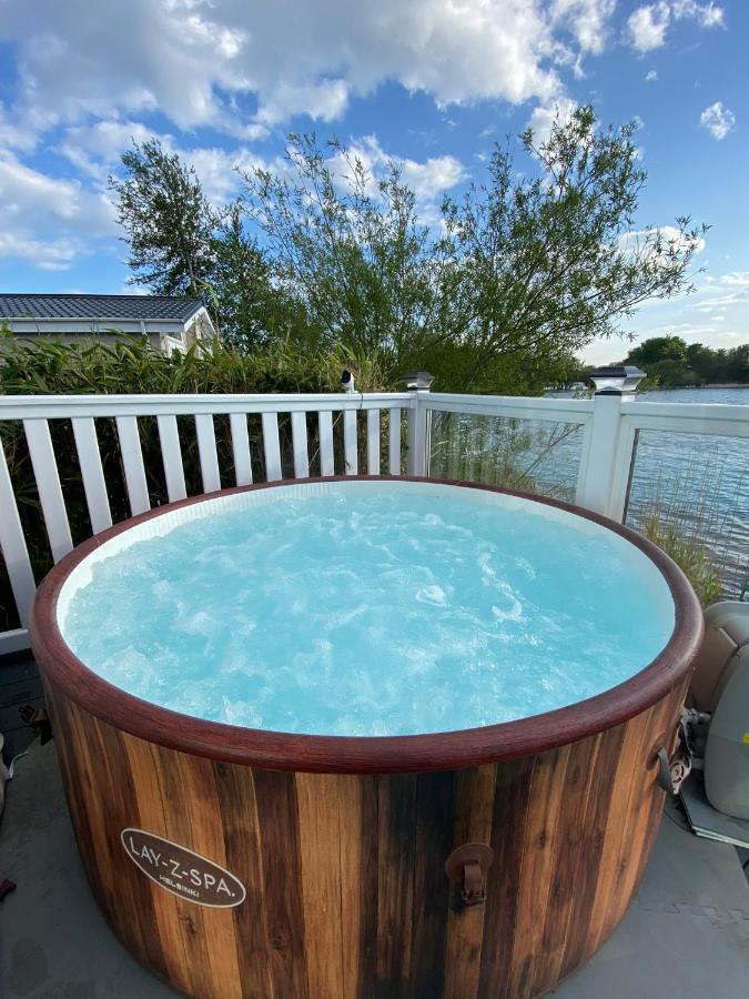Lodge On The Lake At Lakeside Holiday Park Чічестер Екстер'єр фото